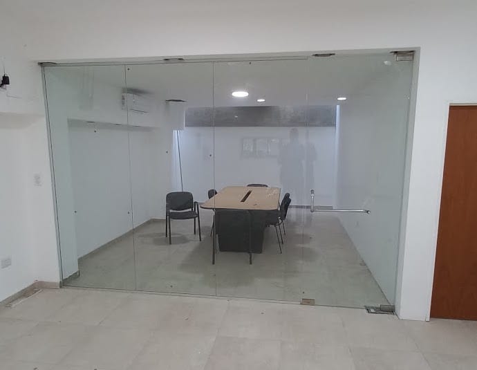 Cerramiiento Fijo Con Puerta Vidrio Templado Incoloro