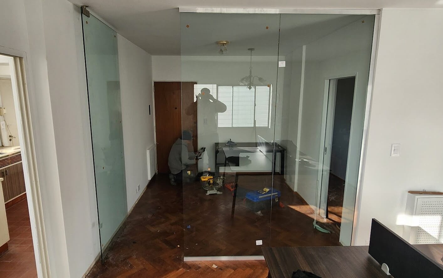 Cerramiiento Fijo Con Puerta Vidrio Templado